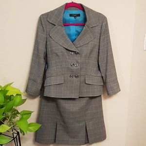 Nine West 2 piece skirt suit Size 10